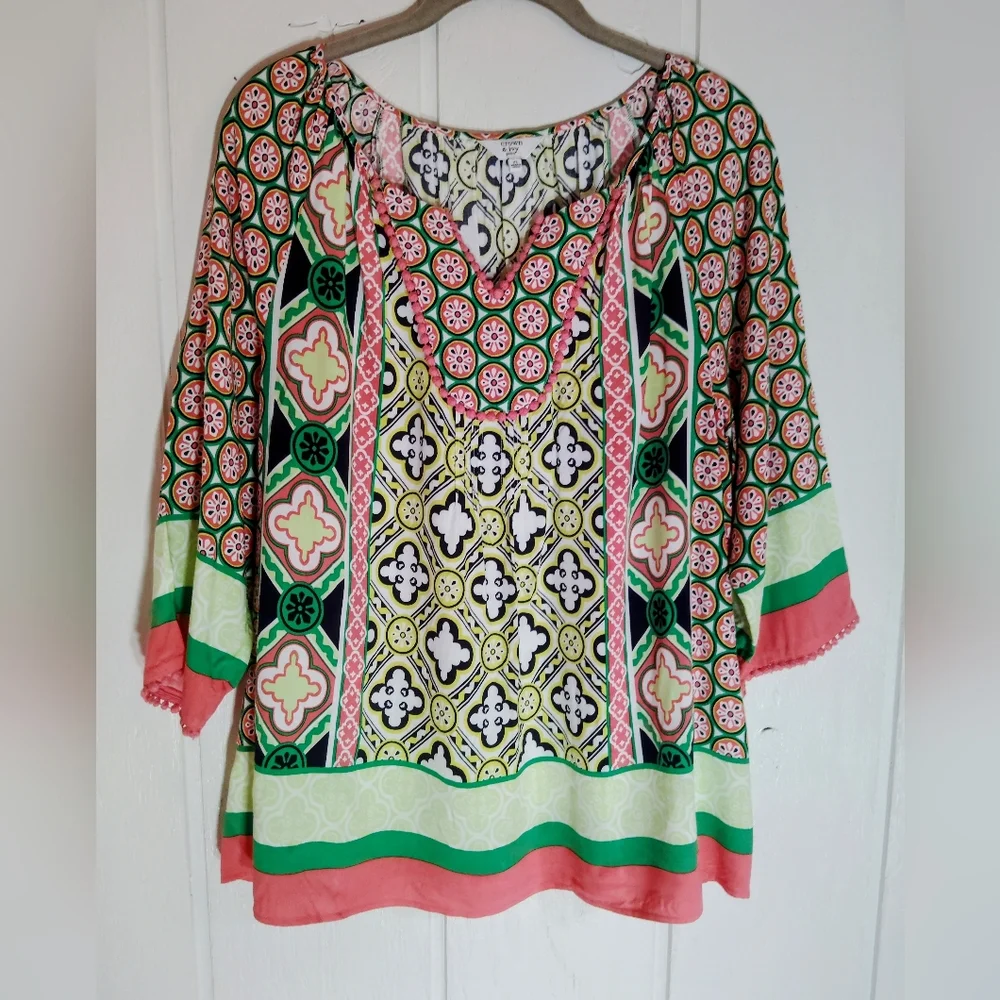 LIKE NEW!! Crown & Ivy Patterned top. Size PL - Picture 1 of 8